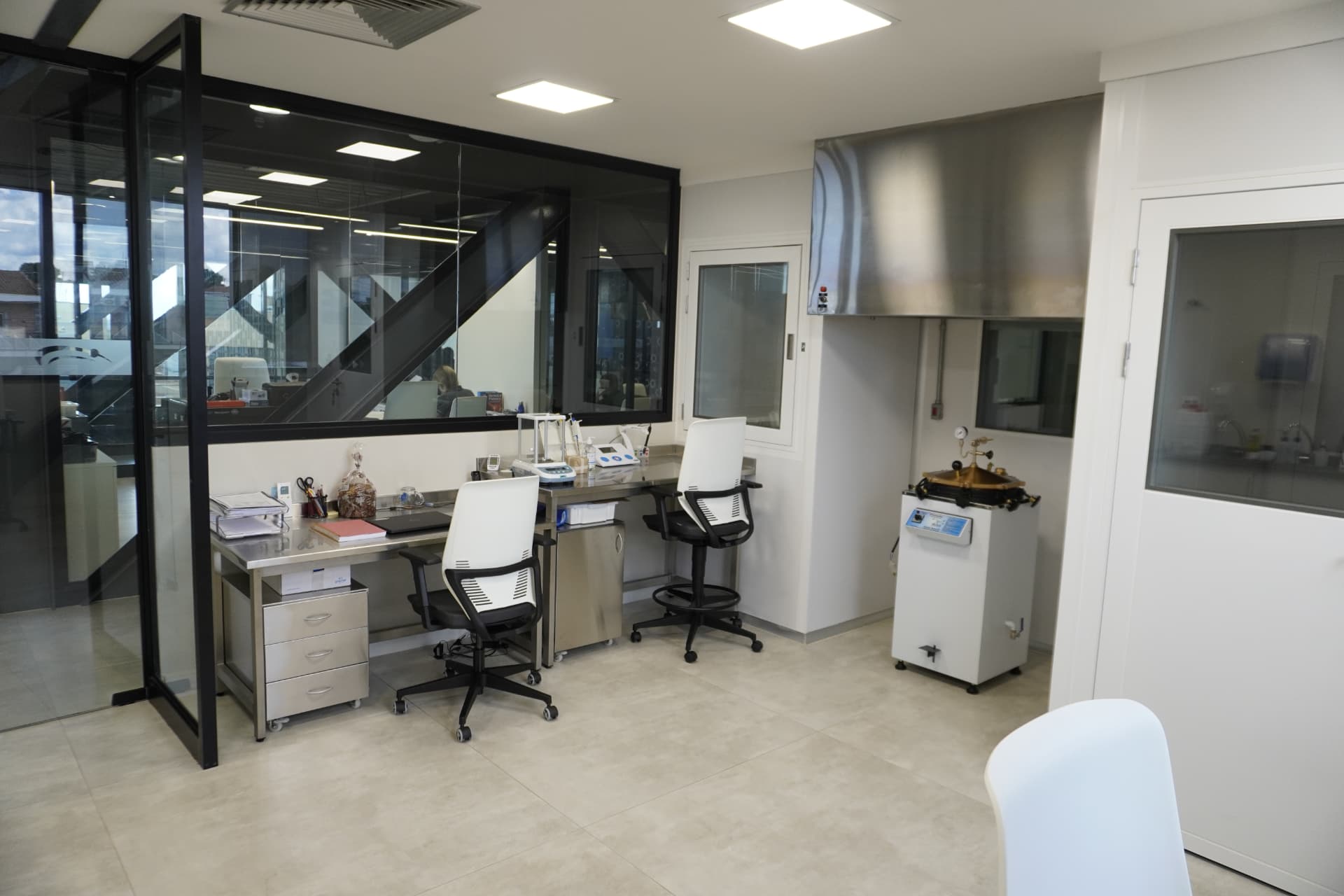 Laboratório do Instituto Nupen com bancadas em aço inox, autoclave e equipamentos de análise